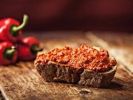 Рецепта Лютеница от сурови червени чушки, доматено пюре, моркови и чесън